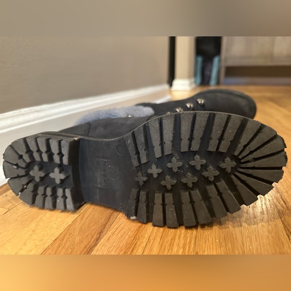 MGemi black, alpine buckskin leather boot. Lace up-front, shearling at ankle. - Picture 7 of 7